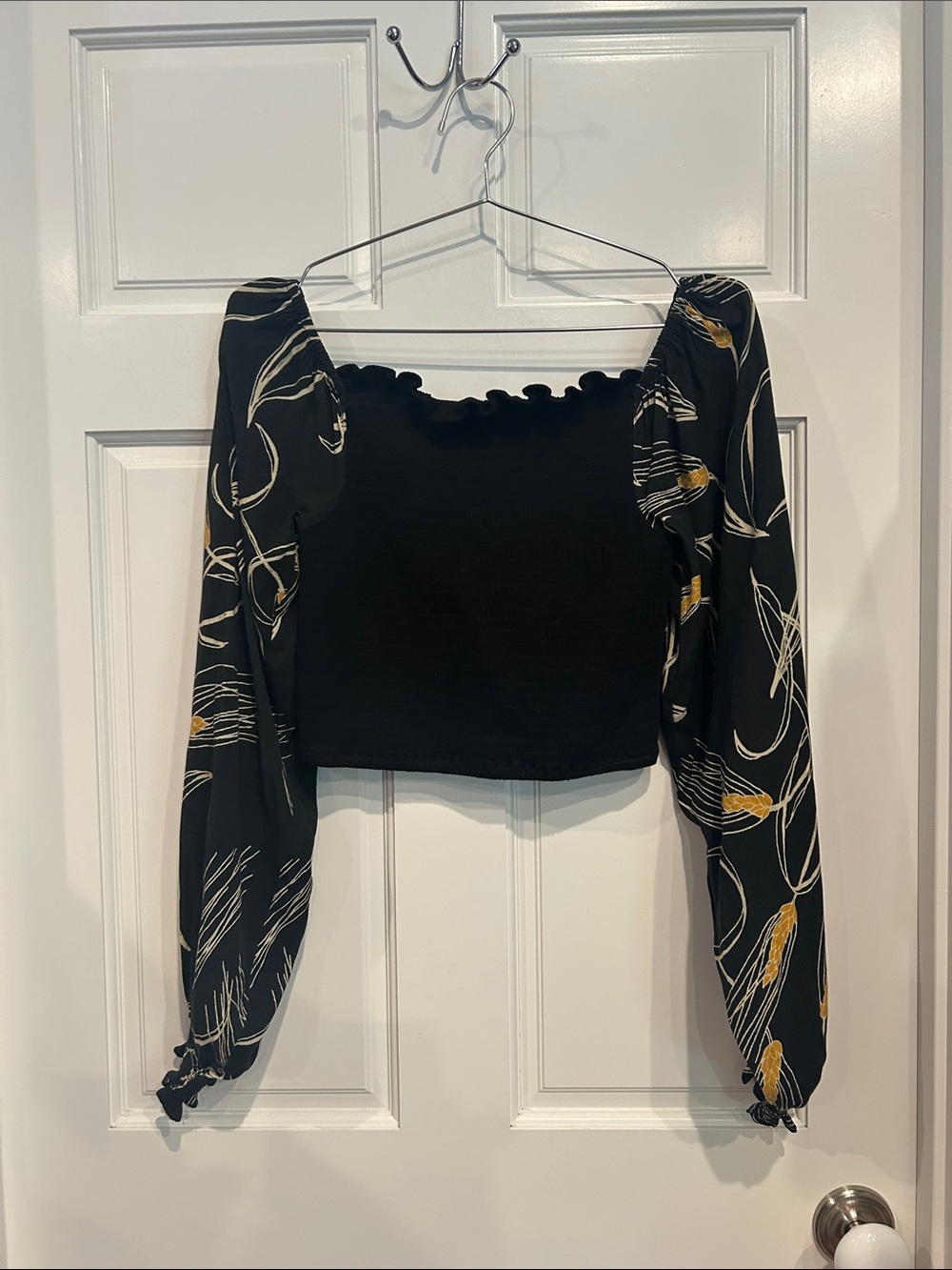 The Odell’s black runched  top with puffy sleeves small